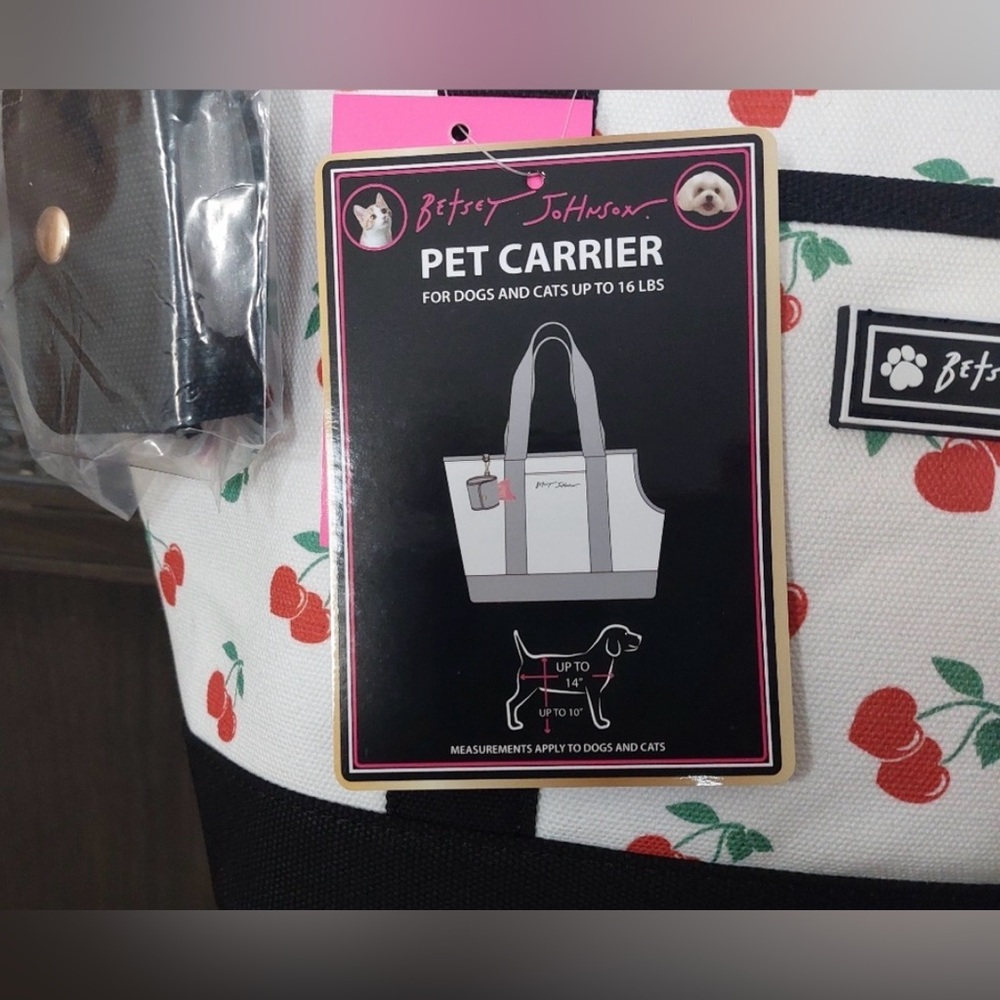 NEW BETSEY JOHNSON TSA-compliant pet carrier 16 LBS WHITE BLACK CHERRY PRINT - Picture 5 of 9